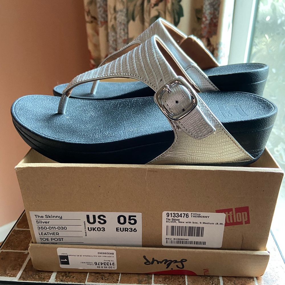 FitFlop “The Skinny” Women's Silver Leather Toe Post Sandals~Size 5